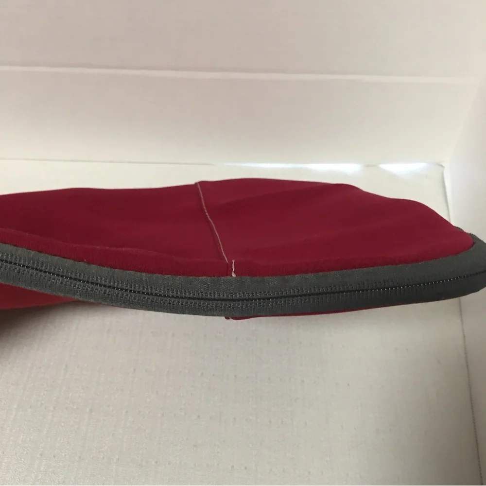 Targus laptop sleeve protector case red zips closed 15” EUC